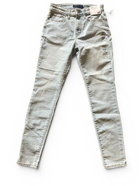 Aeropostale Light Wash Women’s Skinny Jeans - NWT High Rise 4R
